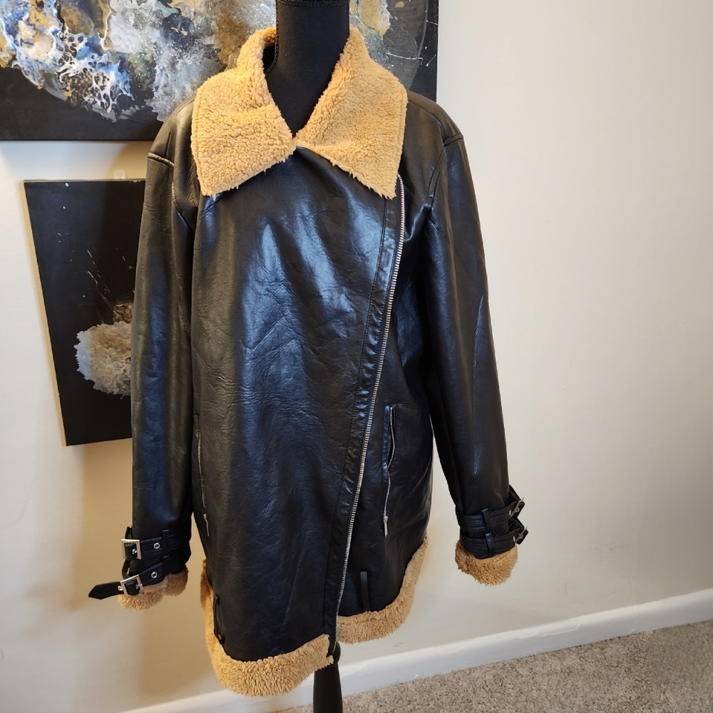 Women's Black and Tan Shearling Jacket - Picture 4 of 4